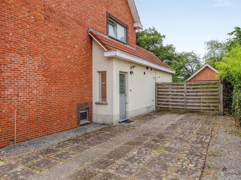 Rustig gelegen gelijkvloers appartement van +/- 71m² te Leopoldsburg met gastentoilet, inkomhal (rechts), open leefruimte en keuken, kelder, badkamer
