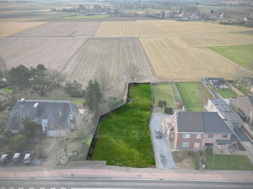 Gunstig en zonnig gelegen perceel met landelijk karakter op 8a 60ca <br />
<br />
Omgeving:<br />
+ Groen en centraal gelegen<br />
+ Op wandelafs