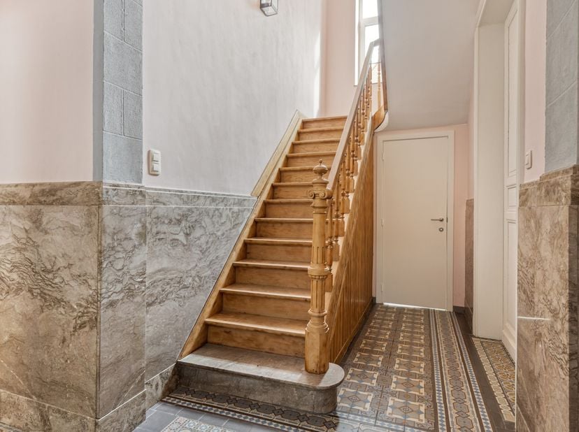 In de Bruggestraat, in het centrum van Zwevezele, bevindt zich dit knappe herenhuis met een bewoonbare oppervlakte van maar liefst 345 m², gelegen op