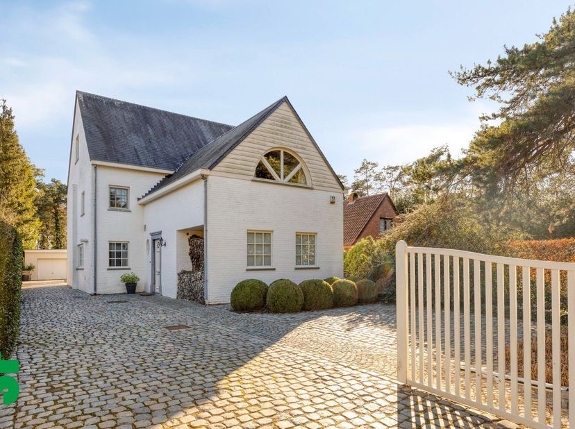 Zeer ruime, instapklare gezinswoning met 4 slaapkamers, zwembad en gunstig EPC.<br />
Bij het betreden van de woning word je verwelkomd in een royale