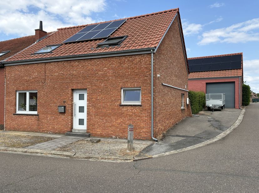 Deze halfopen woning combineert een praktische indeling met een uitzonderlijk energiezuinig karakter: label A.<br />
Bij het binnenkomen kom je terech