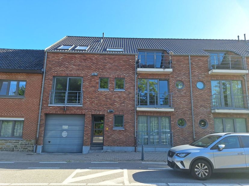 Knus INSTAPKLAAR appartement te Wimmertingen.<br />
Dit appartement op de eerste verdieping heeft een living met open keuken, ingerichte badkamer, één