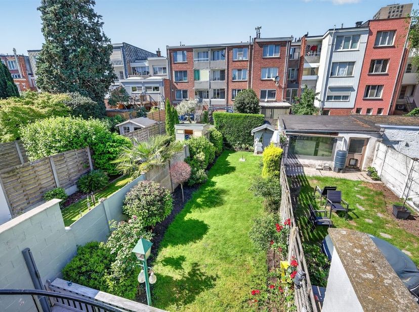 In de Mattheus Corvensstraat, een rustige straat in een bruisende wijk in Deurne, vinden we deze charmante woning te koop. Het groendomein Rivierenhof