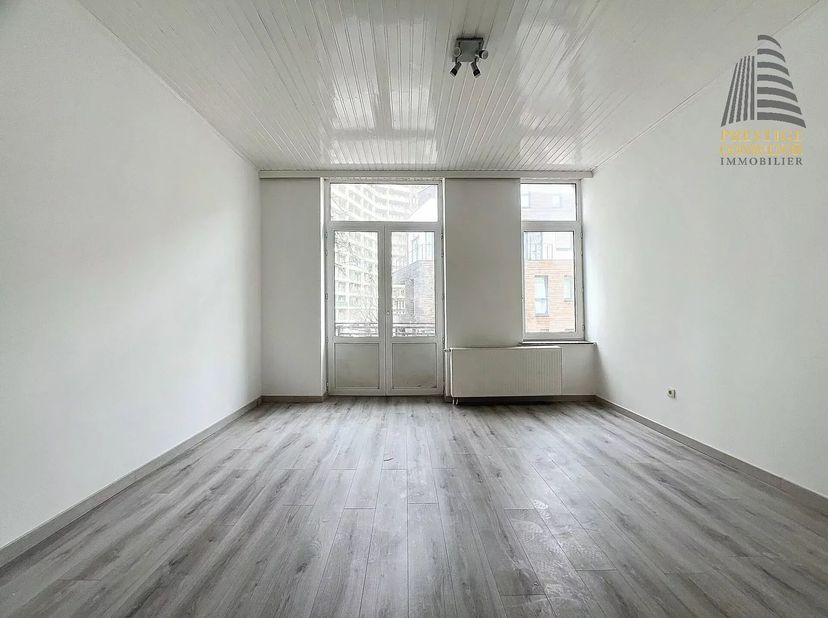 ANDERLECHT - REF: 87123622 - MOOI, VOLLEDIG GERENOVEERD APPARTEMENT MET ÉÉN SLAAPKAMER!<br />
Gelegen op de 1e verdieping van een klein appartementenc