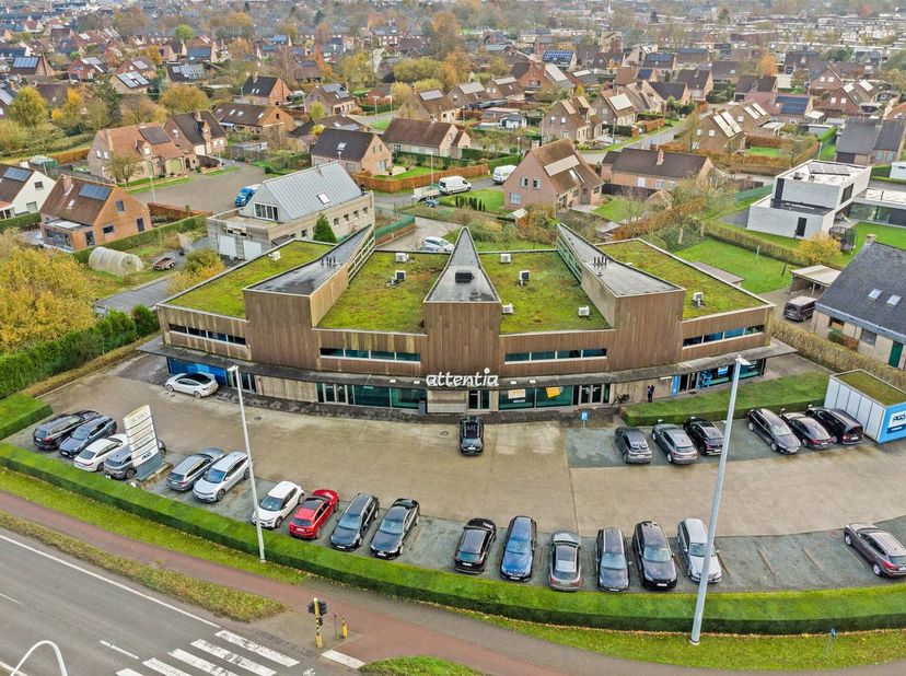 Het kantoorgebouw is gelegen op een perceel van ca. 3369m² en bestaat uit 2 verdiepingen. In totaal is er ca. 1536m² bruikbare kantooroppervlakte, opg