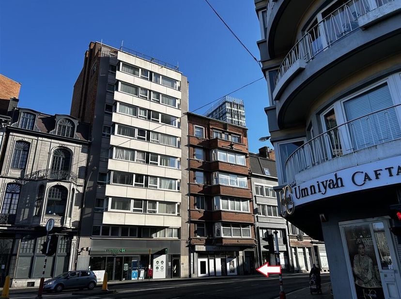 Petit appartement de 43 m² en excellent état situé entre l'hyper-centre et la Médiacité, proche de toutes commodités. Situé au rez-de-chaussée arrière