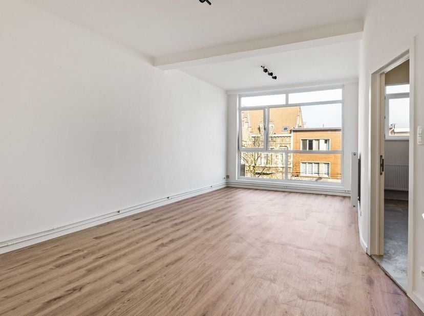Appartement rénové de 2 chambres à coucher au cœur de Merksem !<br />
<br />
Situation : Cet appartement récemment rénové est situé de manière très