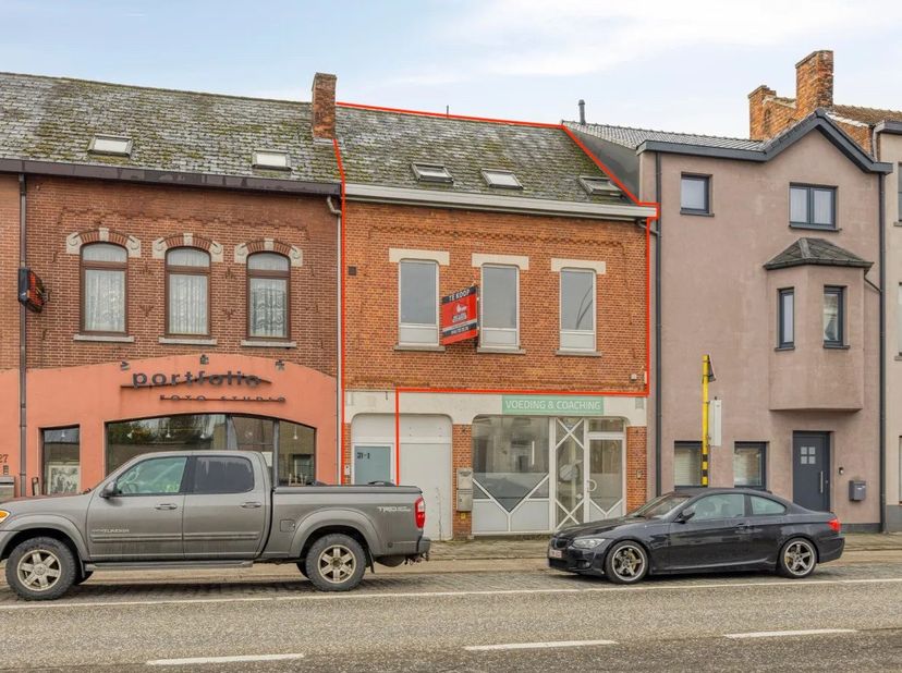 Dit instapklare duplexappartement met drie slaapkamers is uitstekend gelegen aan de Diestersteenweg, op wandelafstand van winkels, openbaar vervoer, e