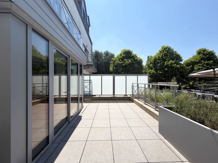 LASNE, wijk Ohain. Aangenaam APPARTEMENT (1SLK/1DK) van ± 62 m² met een mooi terras. Het appartement bestaat uit een inkomhal die toegang geeft tot de