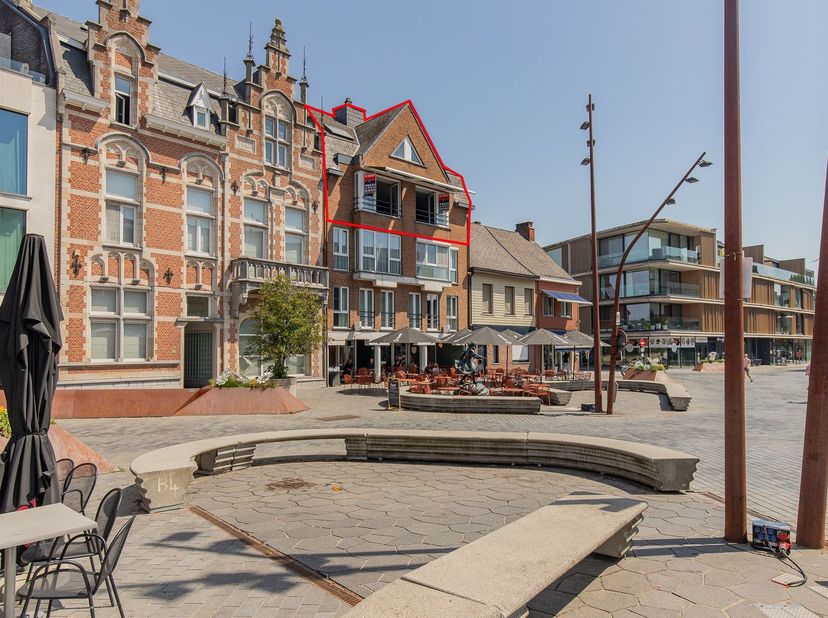BIJZONDER RUIM, LUMINEUS, GOED ONDERHOUDEN EN UNIEK DUPLEX-APPARTEMENT 179M² MET 3 SLAAPKAMERS EN KELDER.<br />
 3de en 4de verdieping (met lift) - l