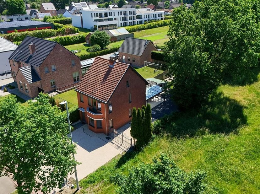 Gerenoveerde en lichtrijke gezinswoning met 3 slaapkamers en zonovergoten tuin <br />
<br />
Omgeving:<br />
+ Centrale ligging in Houthalen-Helcht
