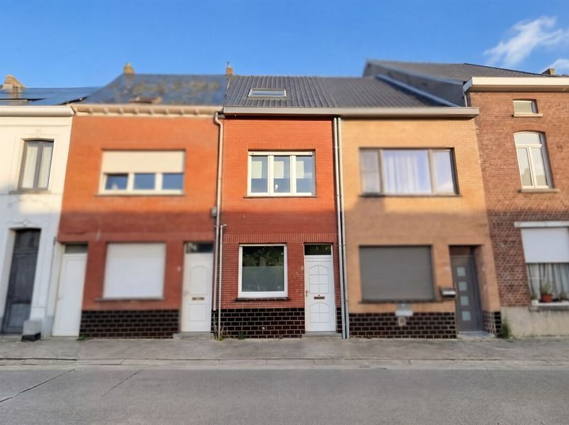 INSTAPKLARE WONING MET 4 SLP EN TUIN<br />
Instapklare woning met 4 slp en tuin op een boogscheut van het centrum van Geraardsbergen. <br />
Deze woni