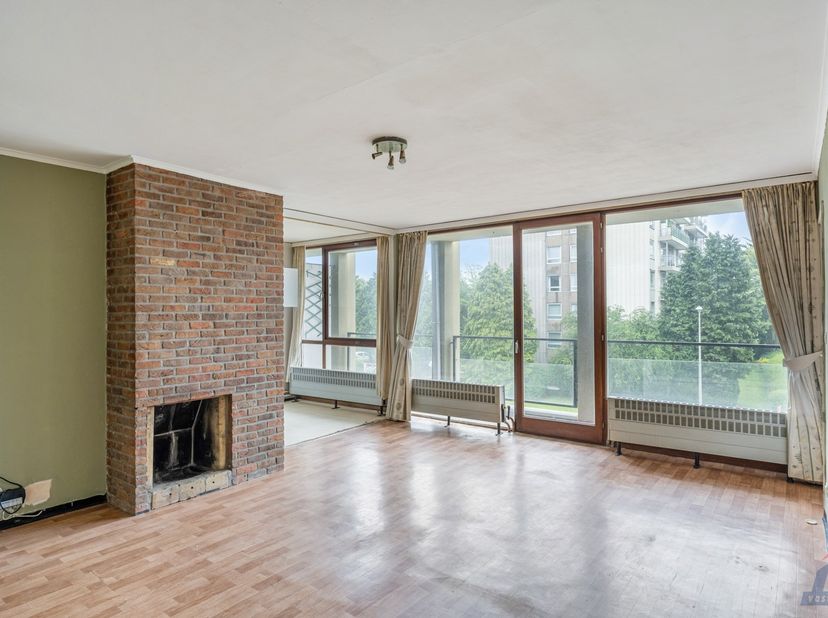 In de Festraetsstraat bevindt zich dit appartement op de tweede verdieping van een residentieel gebouw met lift. De ligging combineert een rustige woo