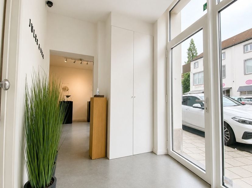 Lichtrijke kantoorruimte te huur in centrum Roeselare. Kan ook perfect dienst doen als praktijk of handelsruimte (kiné, schoonheidssalon, ... )&amp;nbsp;<