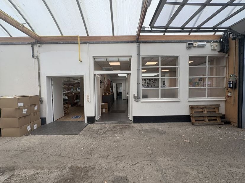 Kantoor met magazijn te huur in Mechelen met parkeerplaatsen. Gelegen aan de Battelsesteenweg, nabij het centrum en de E19.<br />
<br />
--------<br /