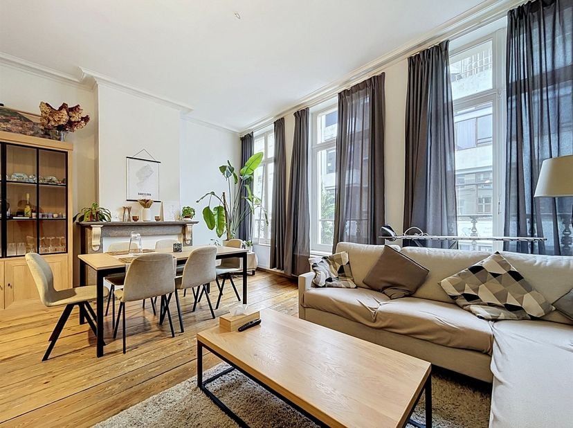 Dit instapklare appartement geniet van een uitstekende ligging vlak bij Gent-Zuid en biedt een ideale combinatie van comfort, lichtinval en bereikbaar