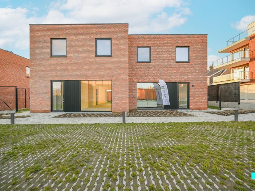 Deze parkwoningen maken deel uit van een charmant, kleinschalig woonerf langs de Menenstraat in Wevelgem. De modelwoning heeft een bewoonbare oppervla