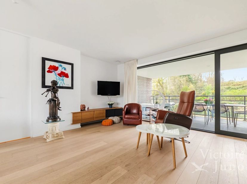 Ideaal gelegen, op wandelafstand van het Tenreuken park, biedt Victoire-Junot dit prachtige appartement van ongeveer 124m² met twee slaapkamers en twe
