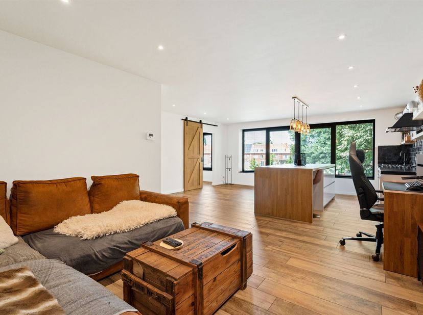Ruim en compleet gerenoveerd duplex appartement met zonnig terras <br />
<br />
Ontdek deze volledig gerenoveerde en instapklare duplex, gelegen in