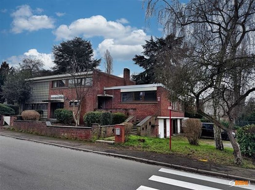 TROP TARD EN ATTENTE DE SIGANTURE COMPROMIS Vaste Villa 1962 avec partie professionnelle (accès distinct) 4-5 chambres, 4 garages parking. <br />
Offr