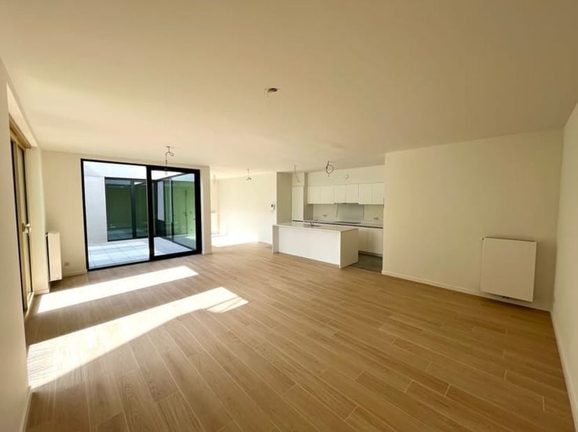 Patio Verde werd gerealiseerd in de wijk Den Dam in Antwerpen, vlak bij Park Spoor Noord. Het project omvat exclusieve patiowoningen op een woonerf aa