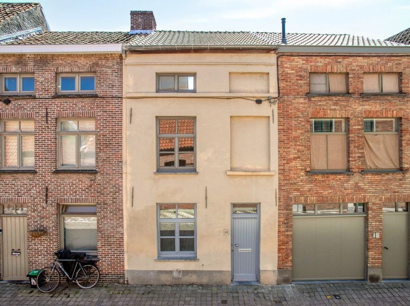 In de gegeerde en bijzonder rustige Sint-Annawijk, op wandelafstand van de markt, winkels, gezellige horecazaken en tal van historische bezienswaardig