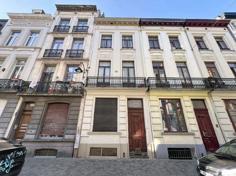BRUSSEL CENTRUM – Eengezinswoning met groot potentieel te koop – Pletinckxstraat 48<br />
Bent u op zoek naar een woning te koop in het centrum van Br