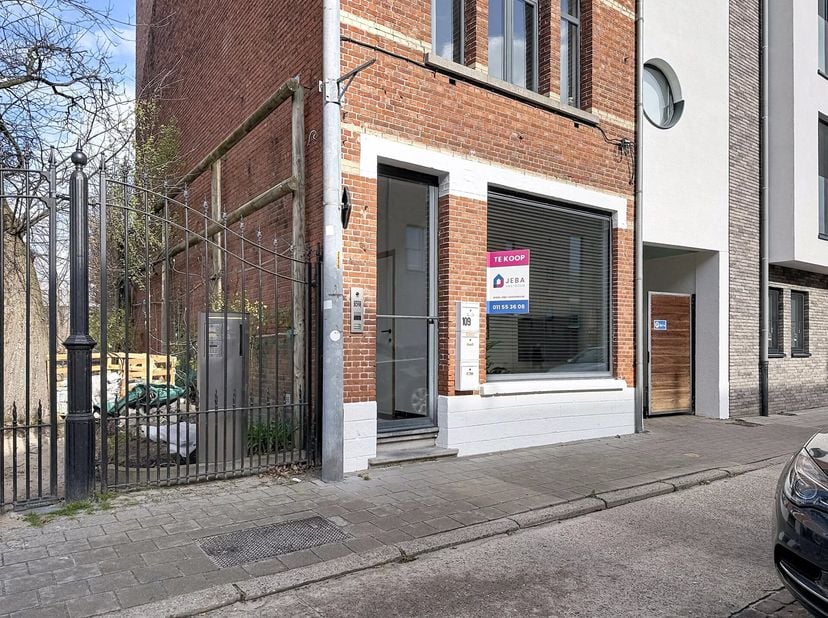 Dit appartement is gelegen op de Rozenberg te Mol op wandelafstand van winkels en het centrum.<br />
Het gebouw is onderverdeeld in 3 appartementen.<b