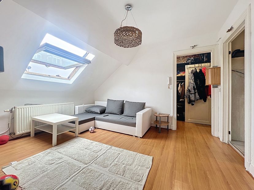 Gemengd Gebouw te Koop in Anderlecht – Commerciële Gelijkvloers + Appartementen<br />
Oppervlakte: +/- 170 m² | Locatie: Anderlecht – Aumale<br />
Bes