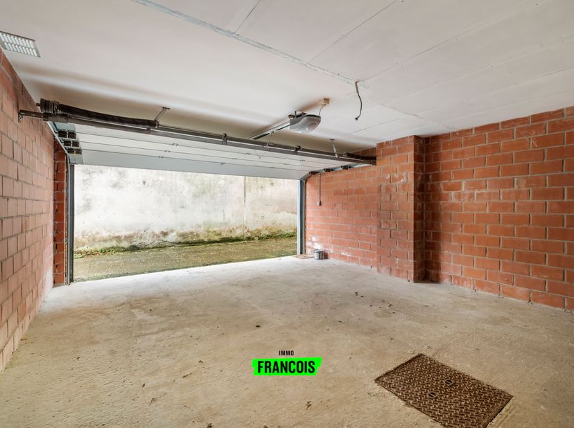 Dubbele garagebox te koop in rustige wijk.<br />
Ideaal voor twee wagens of opslagplaats.<br />
1)Stedenbouwkundige bestemming<br />
 Wg: Woongebied<b
