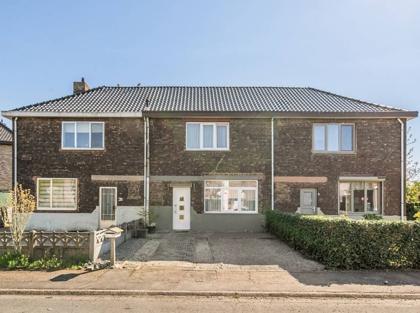Cette maison rénovée, située sur un terrain de 3 hectares et 45 acres, offre une combinaison idéale de paix et de proximité de la vie urbaine de Genk.