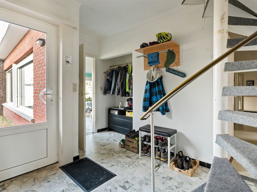 Op te frissen woning met retro allures op royaal perceel en eindeloze mogelijkheden te Sint-Job-in-t-Goor!<br />
De woning is als volgt ingedeeld:<br