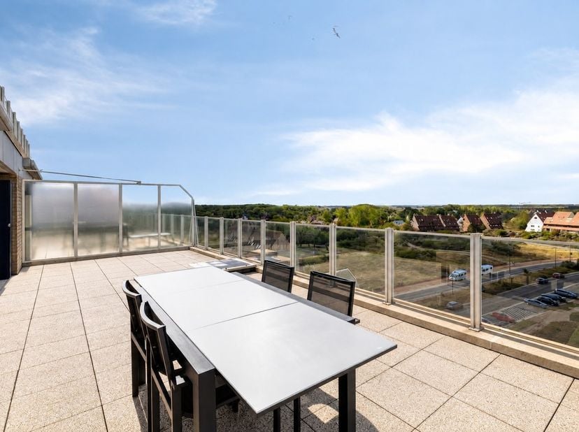 Prachtig gelegen appartement op de 8ste verdieping van Residentie Calmeyn, op amper 100 meter van het strand en de Esplanade van De Panne.&amp;nbsp;Dankzi