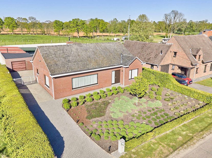 Deze uitstekend onderhouden gezinswoning bevindt zich in een rustige door het groen omgeven woonstraat in Olmen. Alle ruimtes bevinden zich op de geli