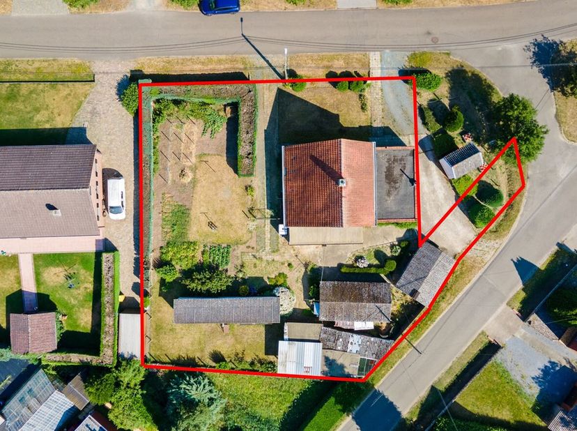Te renoveren 3 slpk woning met tal van mogelijkheden<br />
Bent u op zoek naar een renovatieproject met tal van mogelijkheden? Dan is deze te renovere
