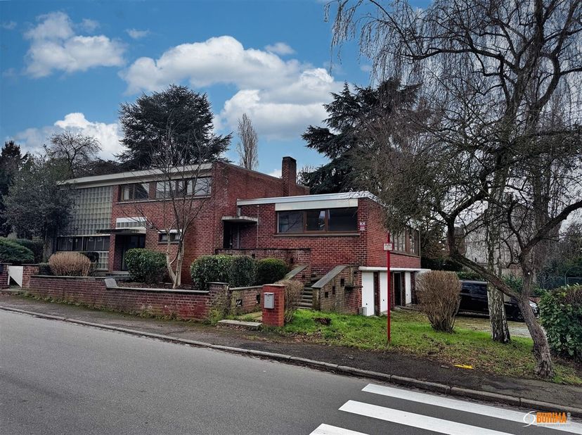 TROP TARD EN ATTENTE DE SIGANTURE COMPROMIS Vaste Villa 1962 avec partie professionnelle (accès distinct) 4-5 chambres, 4 garages parking.<br />
Huidi