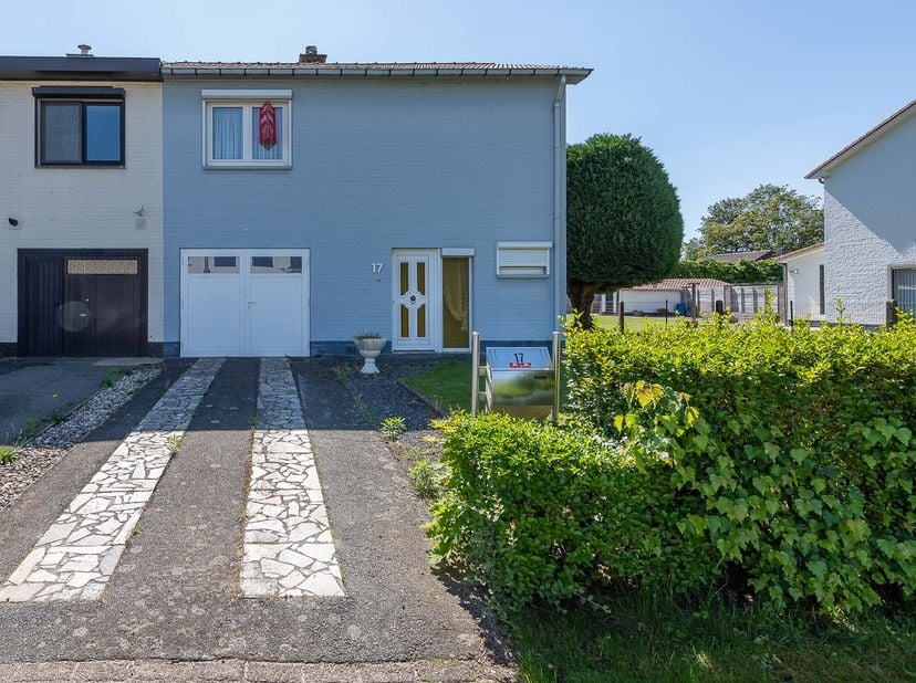 UITSTEKEND GELEGEN HUIS MET RUIME TUIN -<br />
<br />
Dit woonhuis omvat een inkomhal, WC, leefruimte en functionele keuken.<br />
De verdieping telt