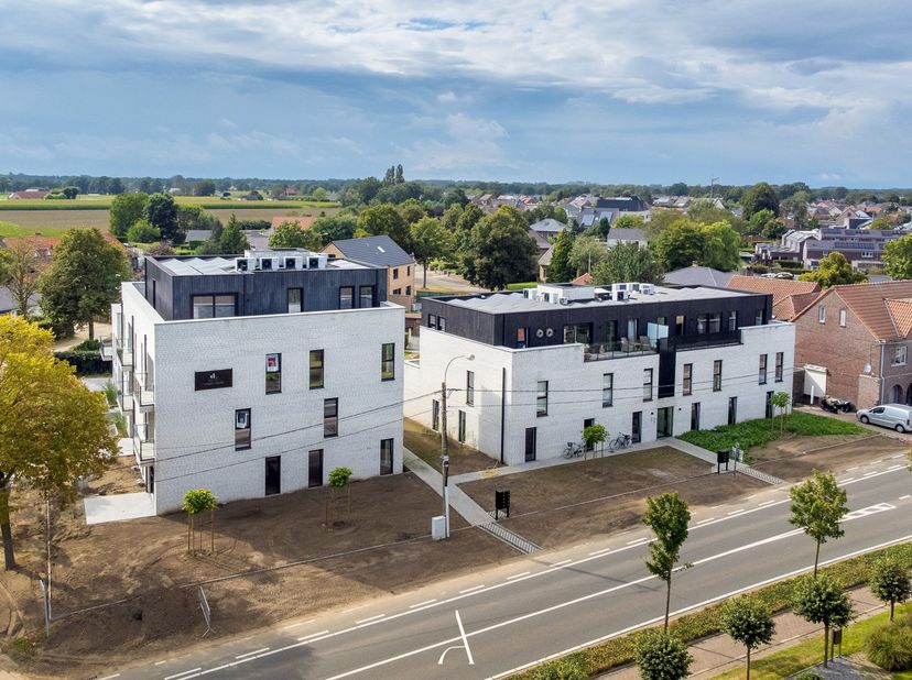 Op een uitstekende ligging, vlakbij het centrum van Molenbeersel, bevindt zich dit instapklare appartement op de tweede verdieping van de recente Resi