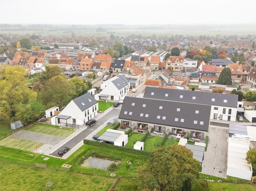 Aan de Zuidburgweg in Veurne, vlak bij het historische stadscentrum, worden deze tijdloze nieuwbouwwoningen opgetrokken. Je woont er op wandelafstand
