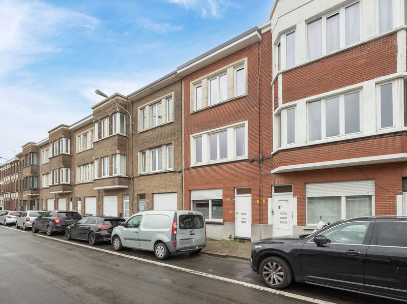 Investeren in een veelzijdig gebouw. Deze opbrengsteigendom omvat drie afzonderlijke wooneenheden, elk met eigen voorzieningen: een gelijkvloersappart