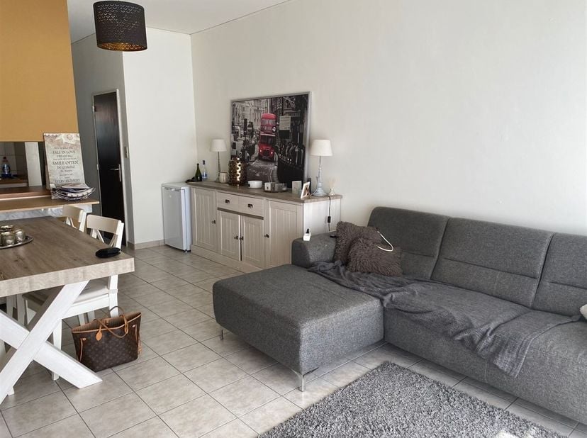 Appartement situé dans un endroit central !<br />
L'appartement est situé au centre de la ville :<br />
Situation centrale avec commerces, écoles et t