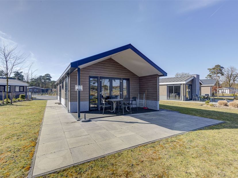 Deze mooie gemeubileerde 6-persoons vakantiewoning is prachtig gelegen aan het water op het verzorgde EuroParcs domein Zilverstrand in Mol. De vakanti