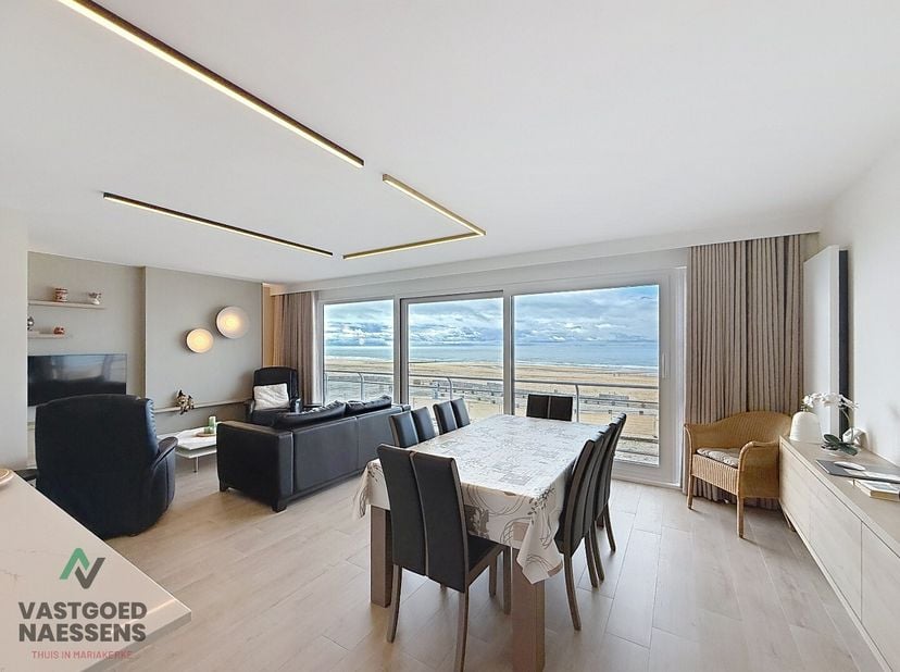 Dit schitterend vernieuwde appartement is gelegen op de 2DE verdieping van de prestigieuze Royal Palace. Het appartement werd volledig vernieuwd waarb