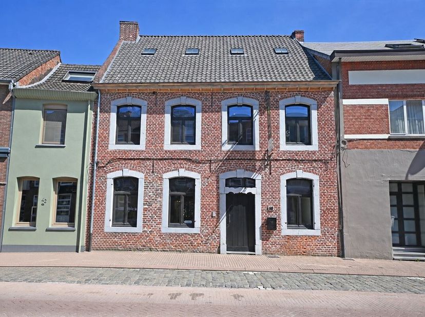 In het hartje van Zonhoven bevindt zich dit uitzonderlijke en volledig geklasseerde breedhuis uit 1767. Een zeldzaam stukje erfgoed dat zowel binnen a