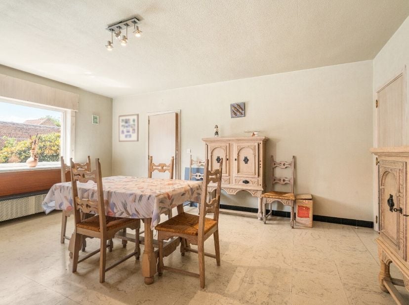 Cette maison prête à emménager et étonnamment spacieuse est située au centre de Beveren-Leie et dispose d'un grand jardin ensoleillé. Elle comprend tr