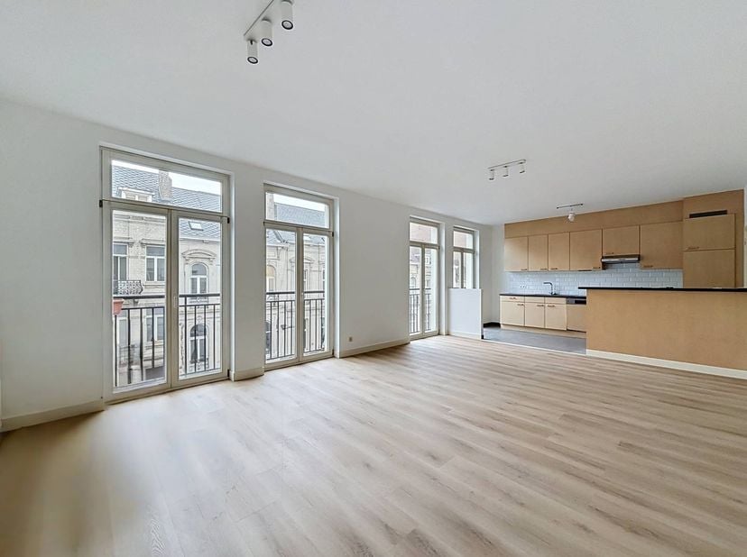 Schaerbeek : A proximité de l'église Royale Saint-Marie et à 5min à pieds du Jardin du Botanique se trouve un bel appartement de 100m² au 3ème étage,