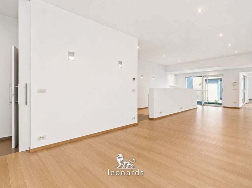 Ontdek dit instapklare gelijkvloerse appartement met maar liefst 2 ruime slaapkamers en een groot zonnig terras, ideaal voor wie comfortabel en centra