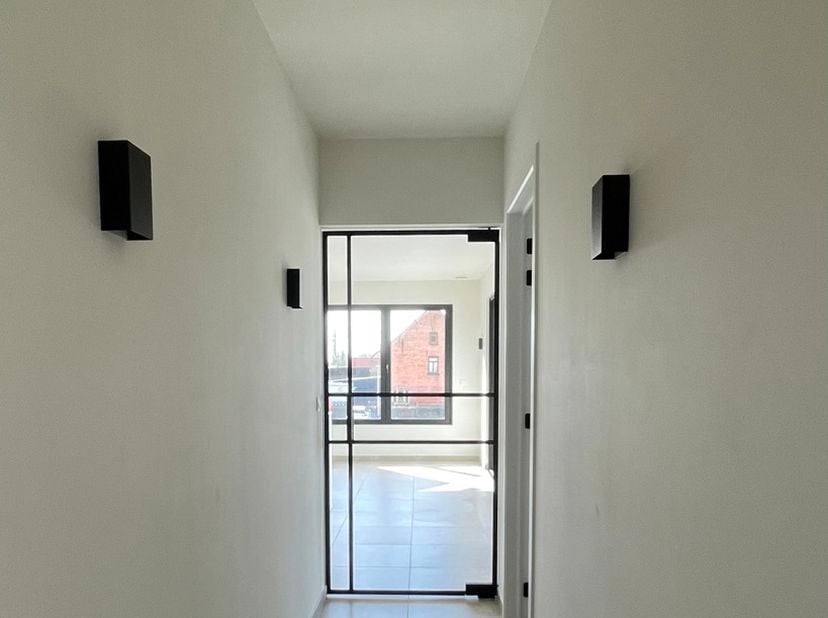 Dit mooie en praktisch ingerichte appartement is voorzien van alle inbouwkasten en comfort en is gelegen in Linde, deelgemeente van Peer.<br />
INDELI