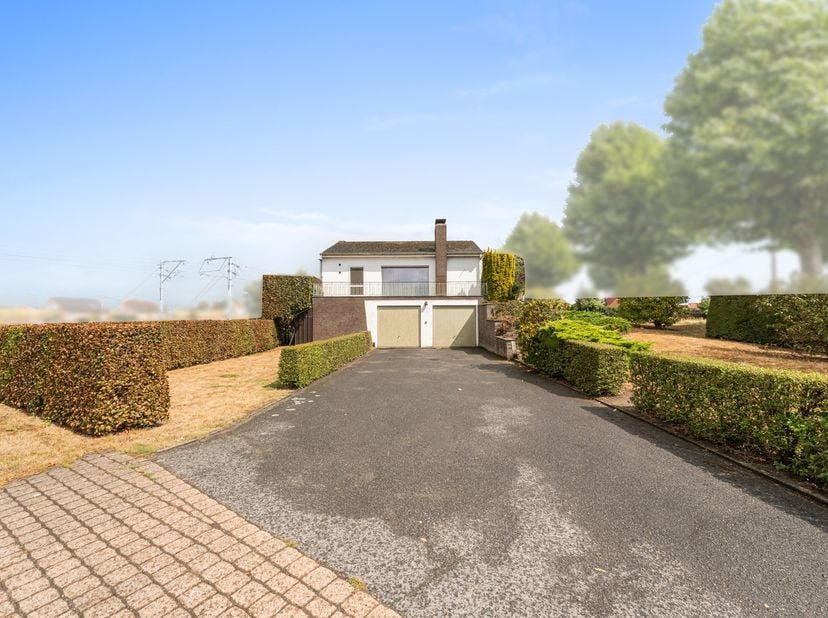Op de Staatsbaan in Kortemark, dé verbindingsweg tussen Torhout, Lichtervelde, Roeselare en Kortemark, vinden we deze statige en ruime woning op een u