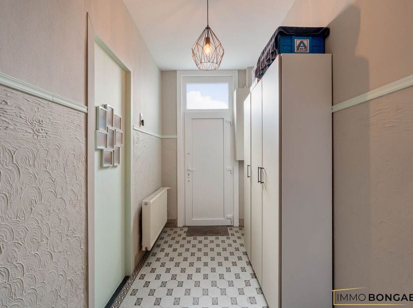 Deze karaktervolle woning is gelegen in de Cobbestraat, een rustige éénrichtingsstraat in het centrum van Bree. Alle basisvoorzieningen zoals winkels,